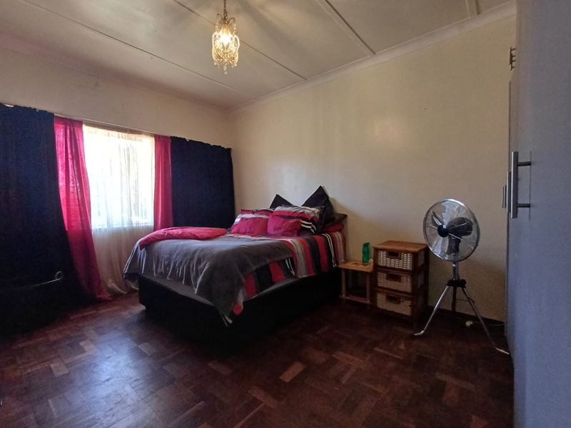 Charming and Secure Family Home – Move-In Ready Comfort in a Peaceful Setting - Photo 8