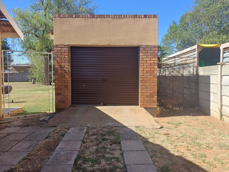 Charming and Secure Family Home – Move-In Ready Comfort in a Peaceful Setting - Photo 7