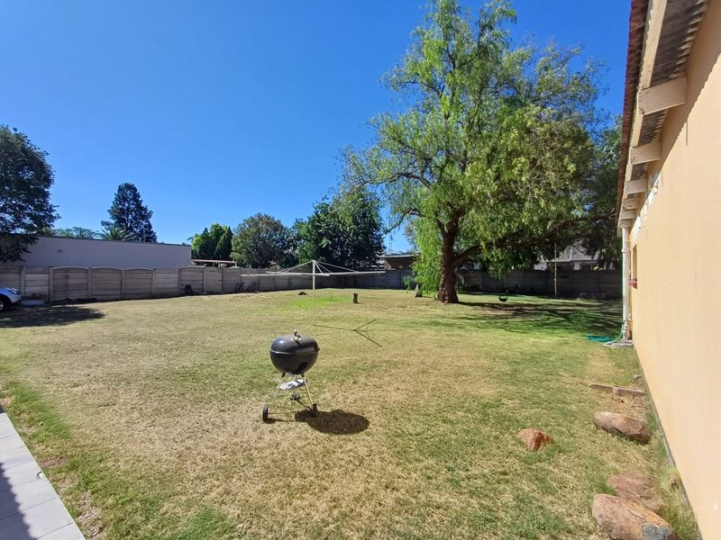 Charming and Secure Family Home – Move-In Ready Comfort in a Peaceful Setting - Photo 6