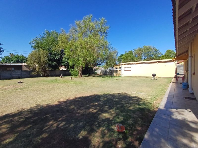 Charming and Secure Family Home – Move-In Ready Comfort in a Peaceful Setting - Photo 5