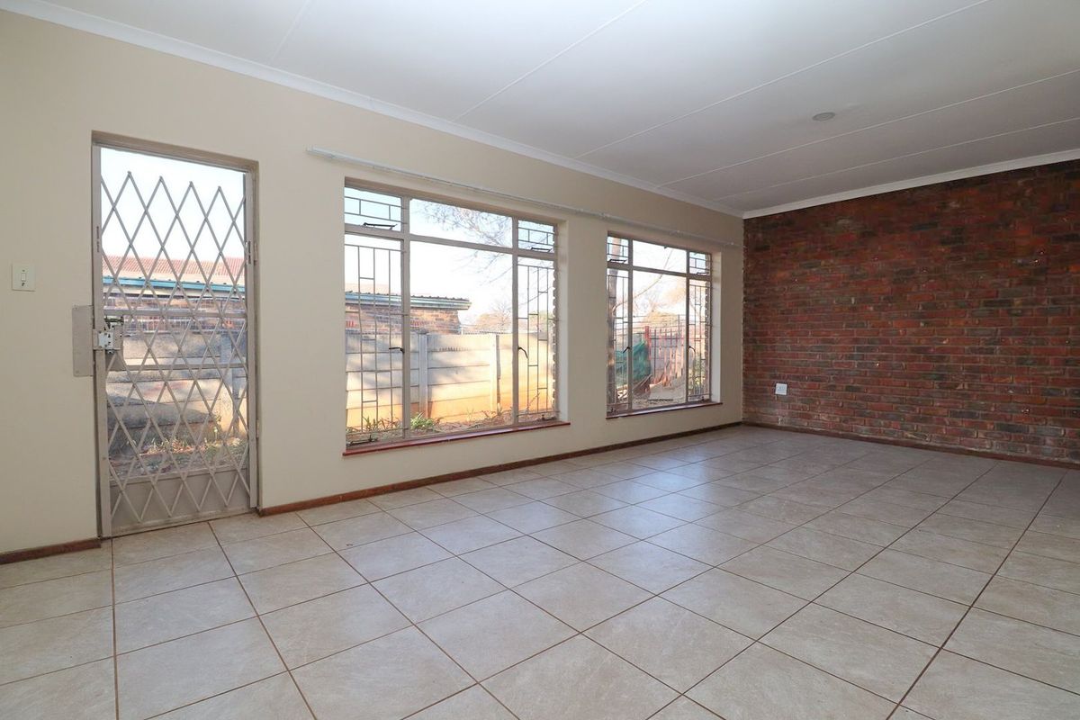 2 BEDROOM TOWNHOUSE RENTAL IN COMPLEX - WATER PREPAID WITH PREPAID ELECTRICITY - Photo 5