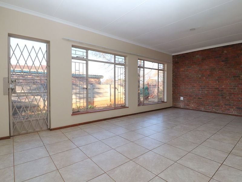 2 BEDROOM TOWNHOUSE RENTAL IN COMPLEX - WATER PREPAID WITH PREPAID ELECTRICITY - Photo 5