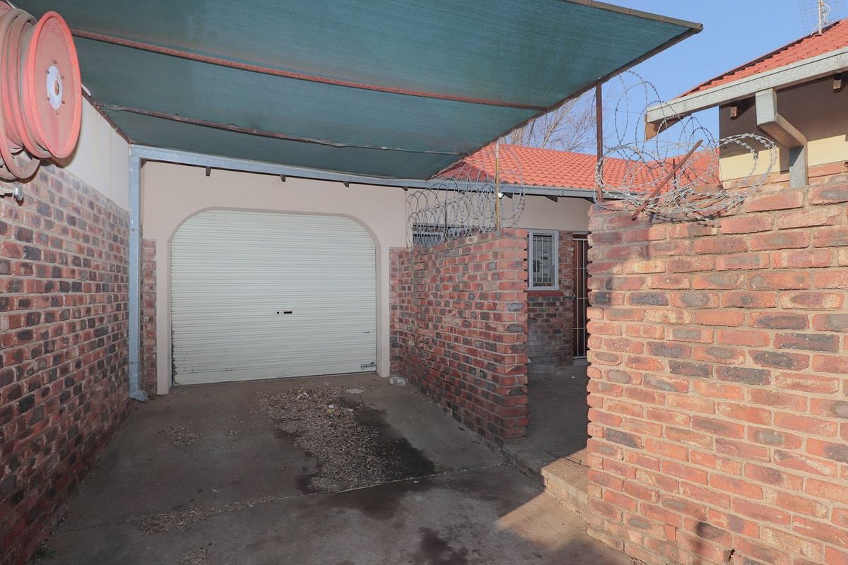 2 BEDROOM TOWNHOUSE RENTAL IN COMPLEX - WATER PREPAID WITH PREPAID ELECTRICITY - Photo 3