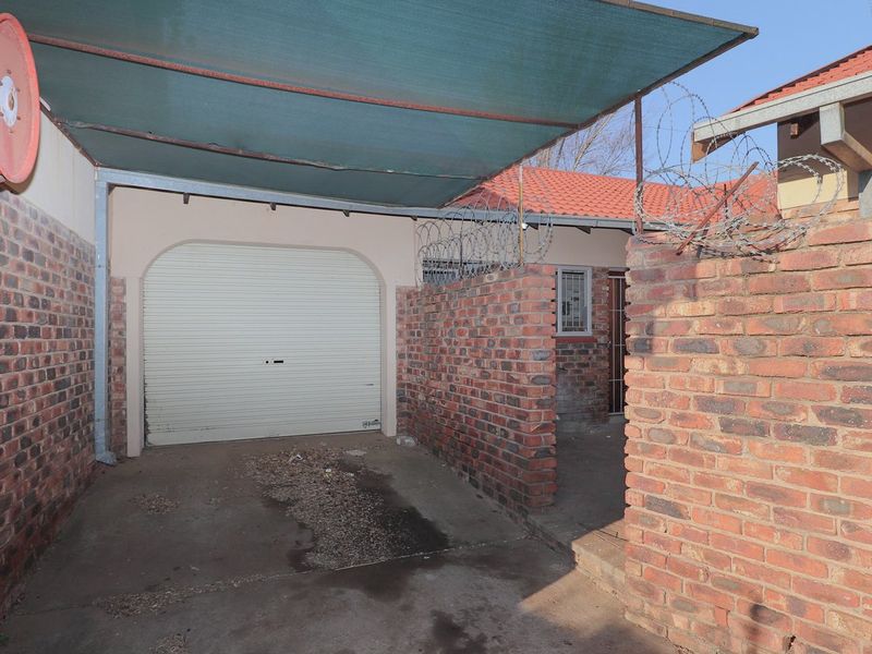 2 BEDROOM TOWNHOUSE RENTAL IN COMPLEX - WATER PREPAID WITH PREPAID ELECTRICITY - Photo 3