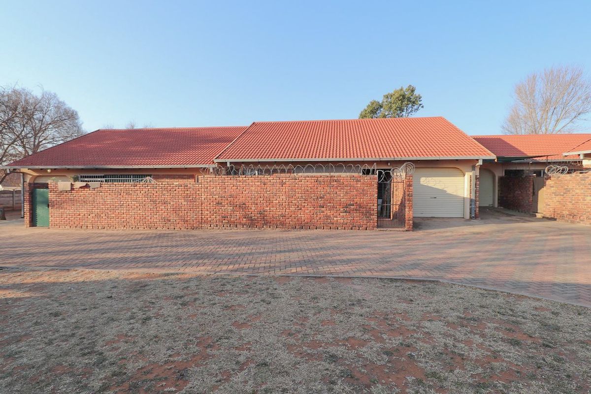 2 BEDROOM TOWNHOUSE RENTAL IN COMPLEX - WATER PREPAID WITH PREPAID ELECTRICITY - Photo 2