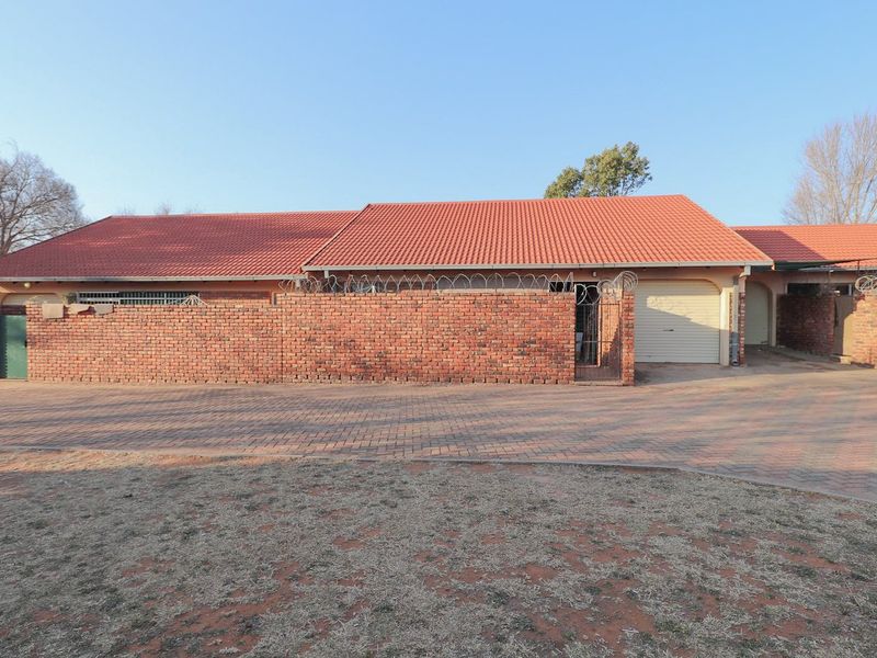 2 BEDROOM TOWNHOUSE RENTAL IN COMPLEX - WATER PREPAID WITH PREPAID ELECTRICITY - Photo 2