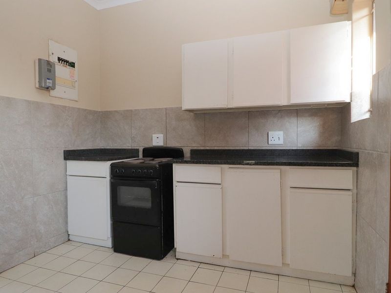 2 BEDROOM TOWNHOUSE RENTAL IN COMPLEX - WATER PREPAID WITH PREPAID ELECTRICITY - Photo 10