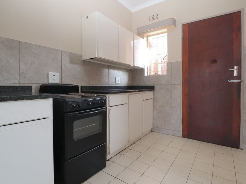 2 BEDROOM TOWNHOUSE RENTAL IN COMPLEX - WATER PREPAID WITH PREPAID ELECTRICITY - Photo 9