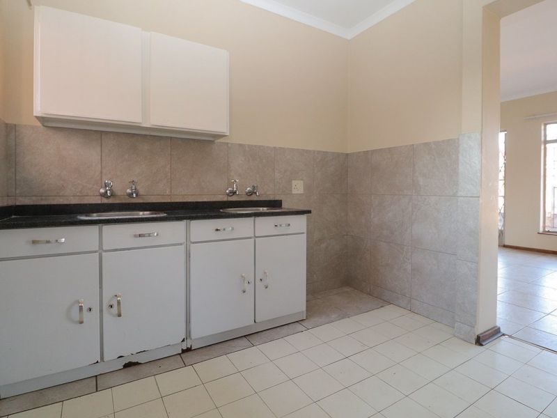 2 BEDROOM TOWNHOUSE RENTAL IN COMPLEX - WATER PREPAID WITH PREPAID ELECTRICITY - Photo 7