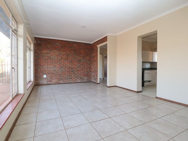 2 BEDROOM TOWNHOUSE RENTAL IN COMPLEX - WATER PREPAID WITH PREPAID ELECTRICITY - Photo 6