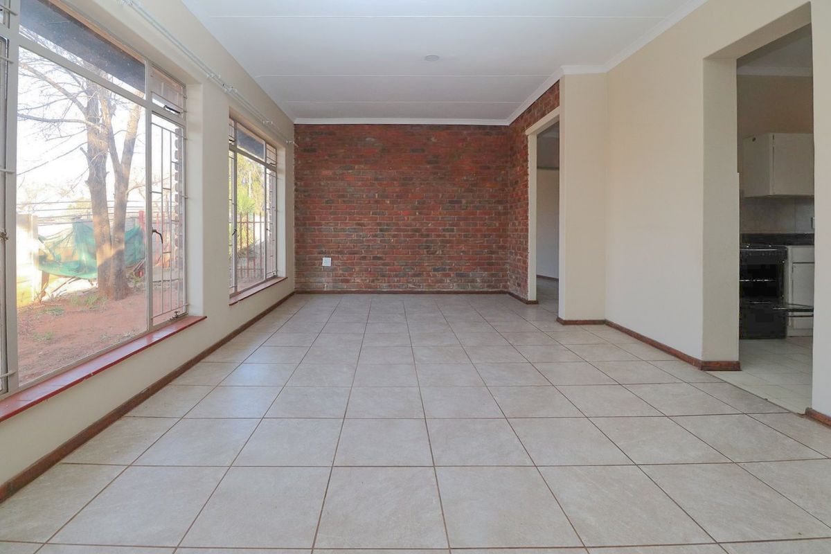 2 BEDROOM TOWNHOUSE RENTAL IN COMPLEX - WATER PREPAID WITH PREPAID ELECTRICITY - Photo 4