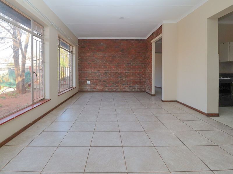 2 BEDROOM TOWNHOUSE RENTAL IN COMPLEX - WATER PREPAID WITH PREPAID ELECTRICITY - Photo 4