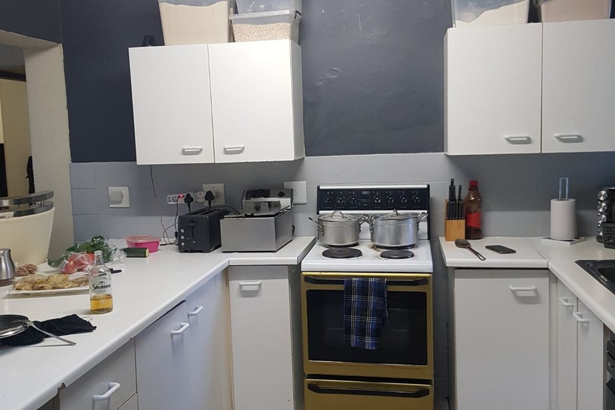 Garden Townhouse  3x Bedrooms; 2x Baths in the Heart of Sandton Katherine Street-Prepaid Electricity-Water included No rates charges - Photo 3