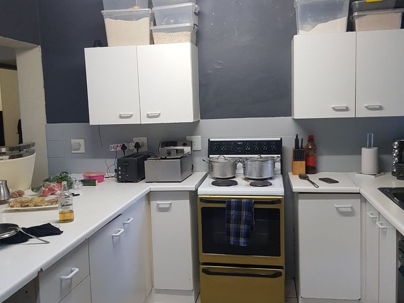 Garden Townhouse  3x Bedrooms; 2x Baths in the Heart of Sandton Katherine Street-Prepaid Electricity-Water included No rates charges - Photo 3