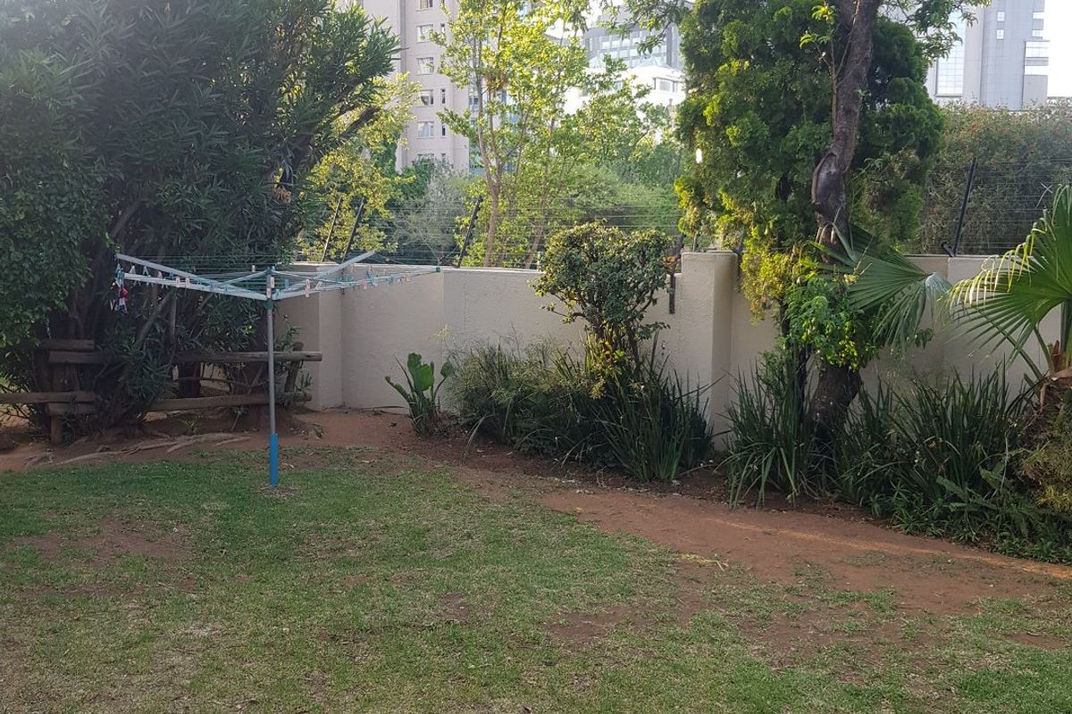Garden Townhouse  3x Bedrooms; 2x Baths in the Heart of Sandton Katherine Street-Prepaid Electricity-Water included No rates charges - Photo 2