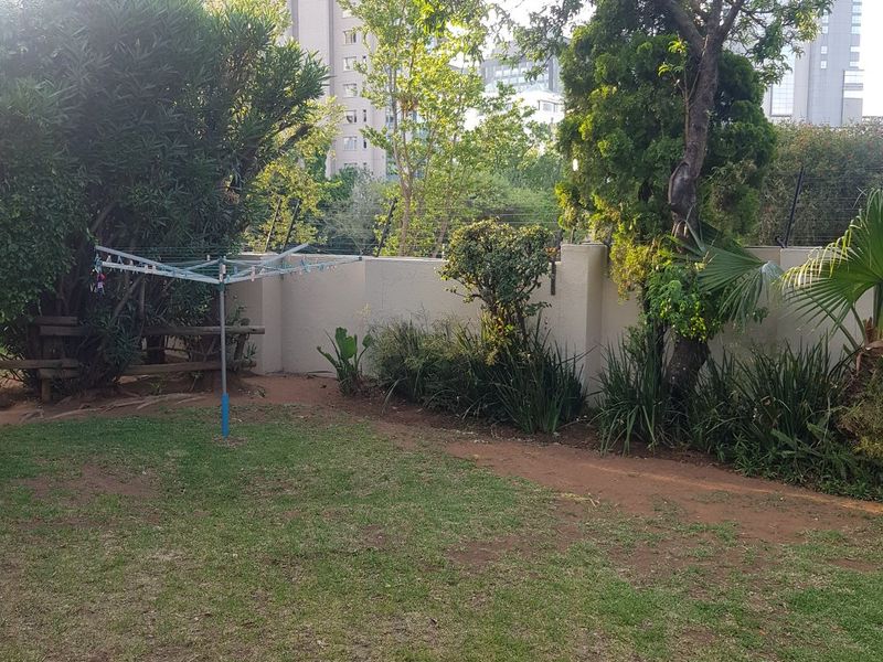 Garden Townhouse  3x Bedrooms; 2x Baths in the Heart of Sandton Katherine Street-Prepaid Electricity-Water included No rates charges - Photo 2