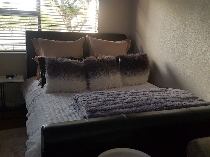Garden Townhouse  3x Bedrooms; 2x Baths in the Heart of Sandton Katherine Street-Prepaid Electricity-Water included No rates charges - Photo 9