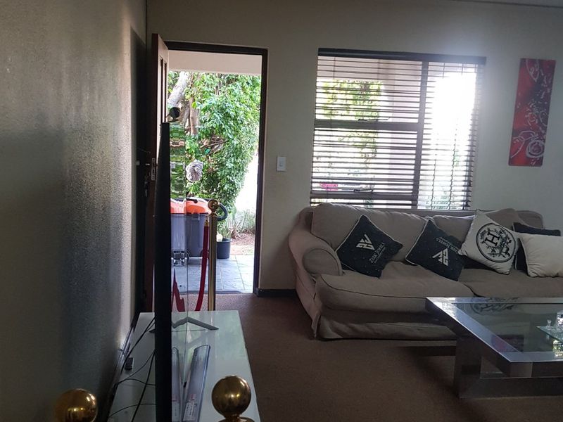 Garden Townhouse  3x Bedrooms; 2x Baths in the Heart of Sandton Katherine Street-Prepaid Electricity-Water included No rates charges - Photo 7