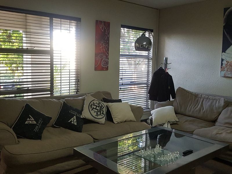 Garden Townhouse  3x Bedrooms; 2x Baths in the Heart of Sandton Katherine Street-Prepaid Electricity-Water included No rates charges - Photo 6