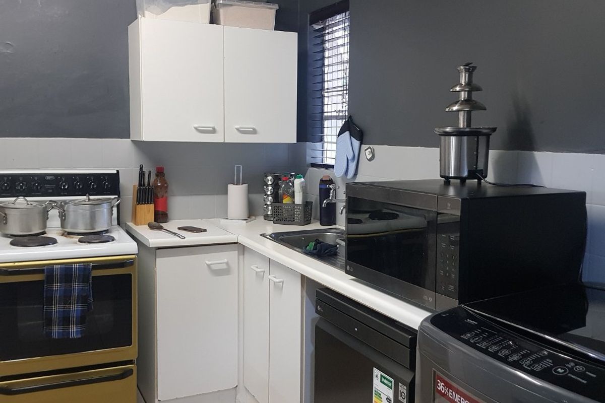 Garden Townhouse  3x Bedrooms; 2x Baths in the Heart of Sandton Katherine Street-Prepaid Electricity-Water included No rates charges - Photo 4