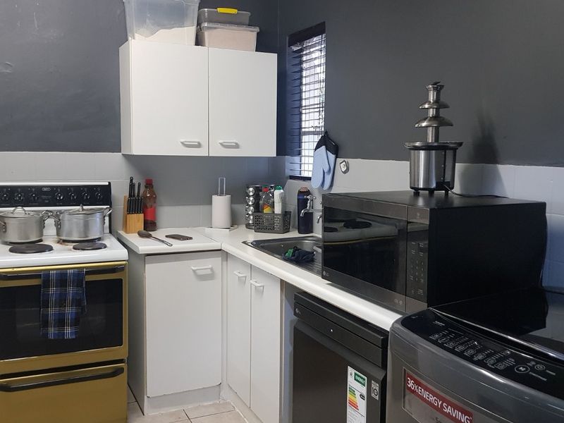 Garden Townhouse  3x Bedrooms; 2x Baths in the Heart of Sandton Katherine Street-Prepaid Electricity-Water included No rates charges - Photo 4