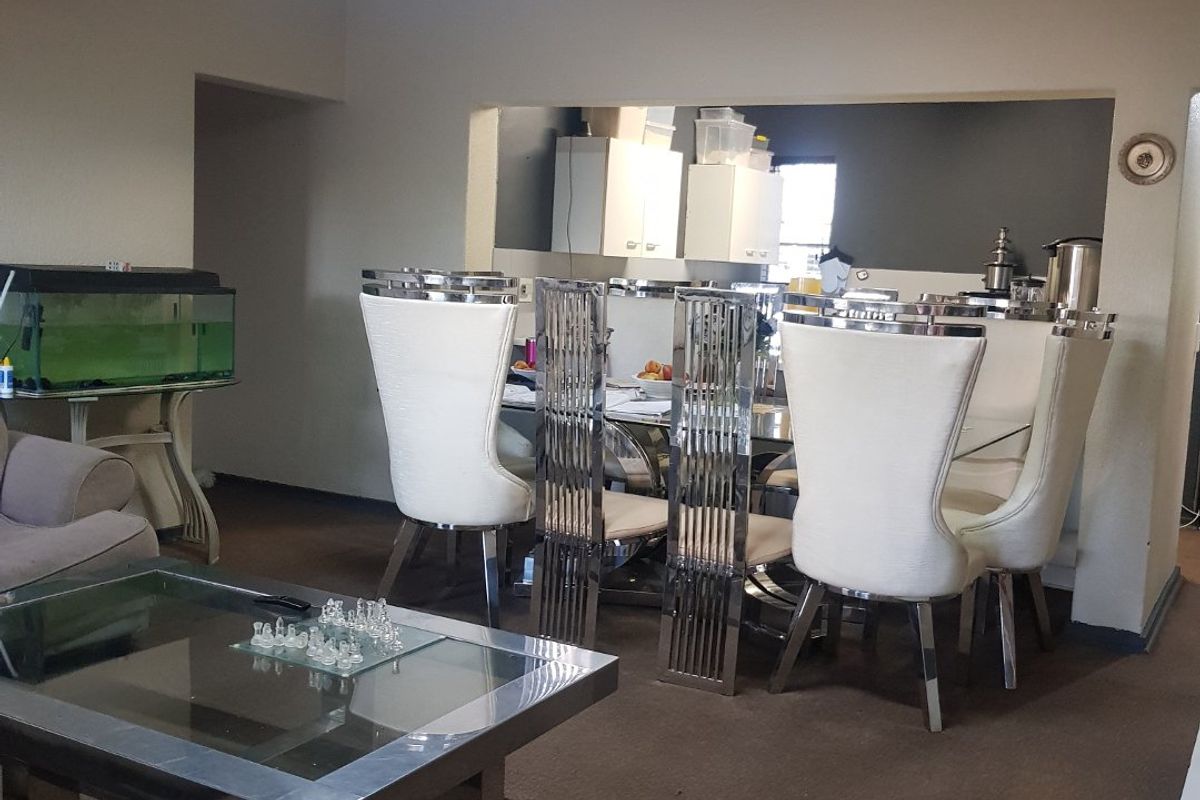Garden Townhouse  3x Bedrooms; 2x Baths in the Heart of Sandton Katherine Street-Prepaid Electricity-Water included No rates charges - Photo 5