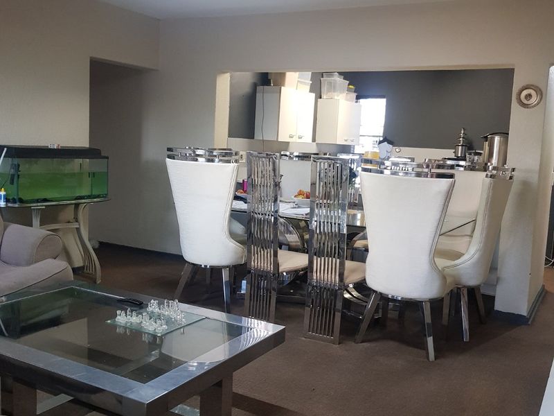 Garden Townhouse  3x Bedrooms; 2x Baths in the Heart of Sandton Katherine Street-Prepaid Electricity-Water included No rates charges - Photo 5