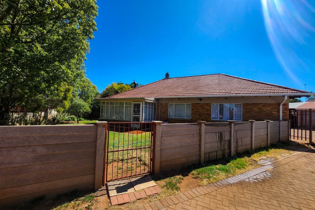 This charming 3-bedroom home with a flatlet, three garages, and full fencing offers comfort, privacy, and versatile living spaces - Photo 3