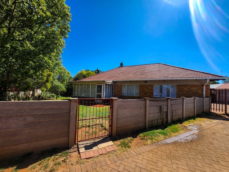 This charming 3-bedroom home with a flatlet, three garages, and full fencing offers comfort, privacy, and versatile living spaces - Photo 3