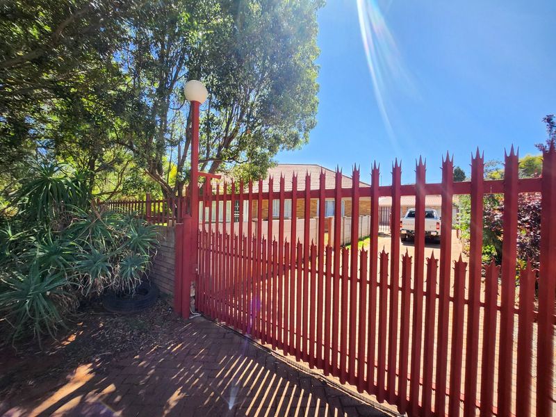 This charming 3-bedroom home with a flatlet, three garages, and full fencing offers comfort, privacy, and versatile living spaces - Photo 9