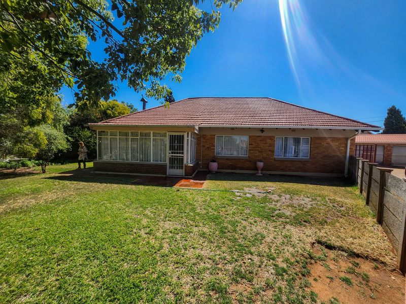 This charming 3-bedroom home with a flatlet, three garages, and full fencing offers comfort, privacy, and versatile living spaces - Photo 8