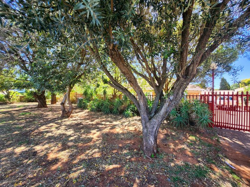 This charming 3-bedroom home with a flatlet, three garages, and full fencing offers comfort, privacy, and versatile living spaces - Photo 7