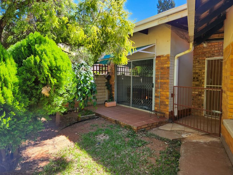 This charming 3-bedroom home with a flatlet, three garages, and full fencing offers comfort, privacy, and versatile living spaces - Photo 5