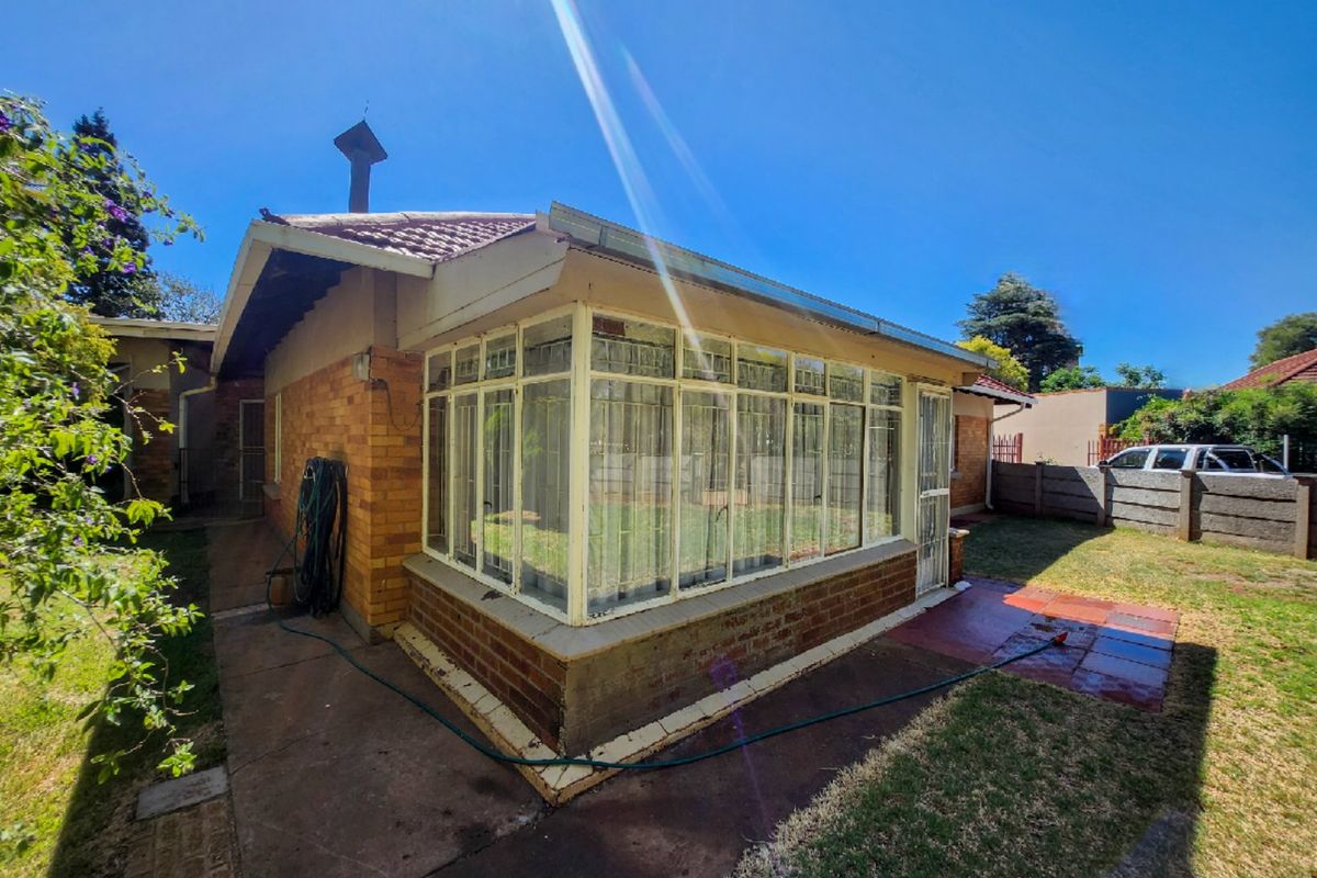 This charming 3-bedroom home with a flatlet, three garages, and full fencing offers comfort, privacy, and versatile living spaces - Photo 4
