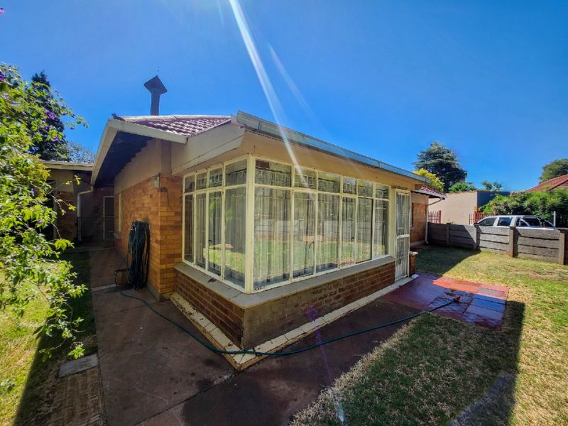 This charming 3-bedroom home with a flatlet, three garages, and full fencing offers comfort, privacy, and versatile living spaces - Photo 4