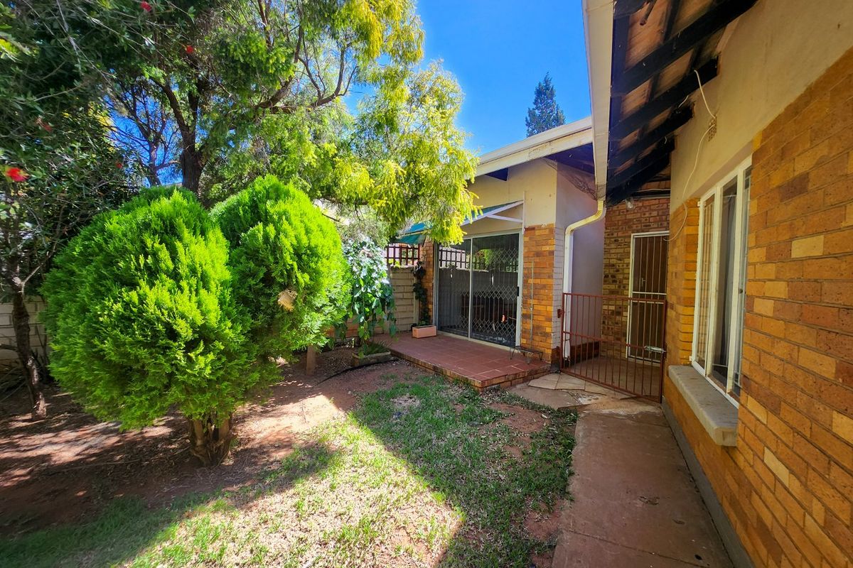 This charming 3-bedroom home with a flatlet, three garages, and full fencing offers comfort, privacy, and versatile living spaces - Photo 2