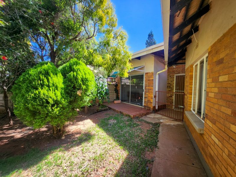 This charming 3-bedroom home with a flatlet, three garages, and full fencing offers comfort, privacy, and versatile living spaces - Photo 2