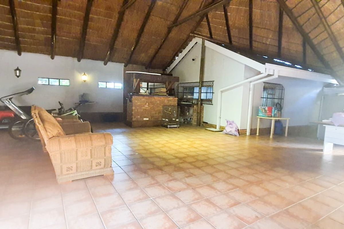 Discover the Perfect Family Home in Roosheuwel, Offering Space, Comfort, and Exceptional Entertainment Features! - Photo 4