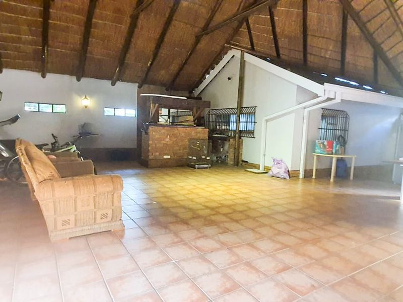 Discover the Perfect Family Home in Roosheuwel, Offering Space, Comfort, and Exceptional Entertainment Features! - Photo 4