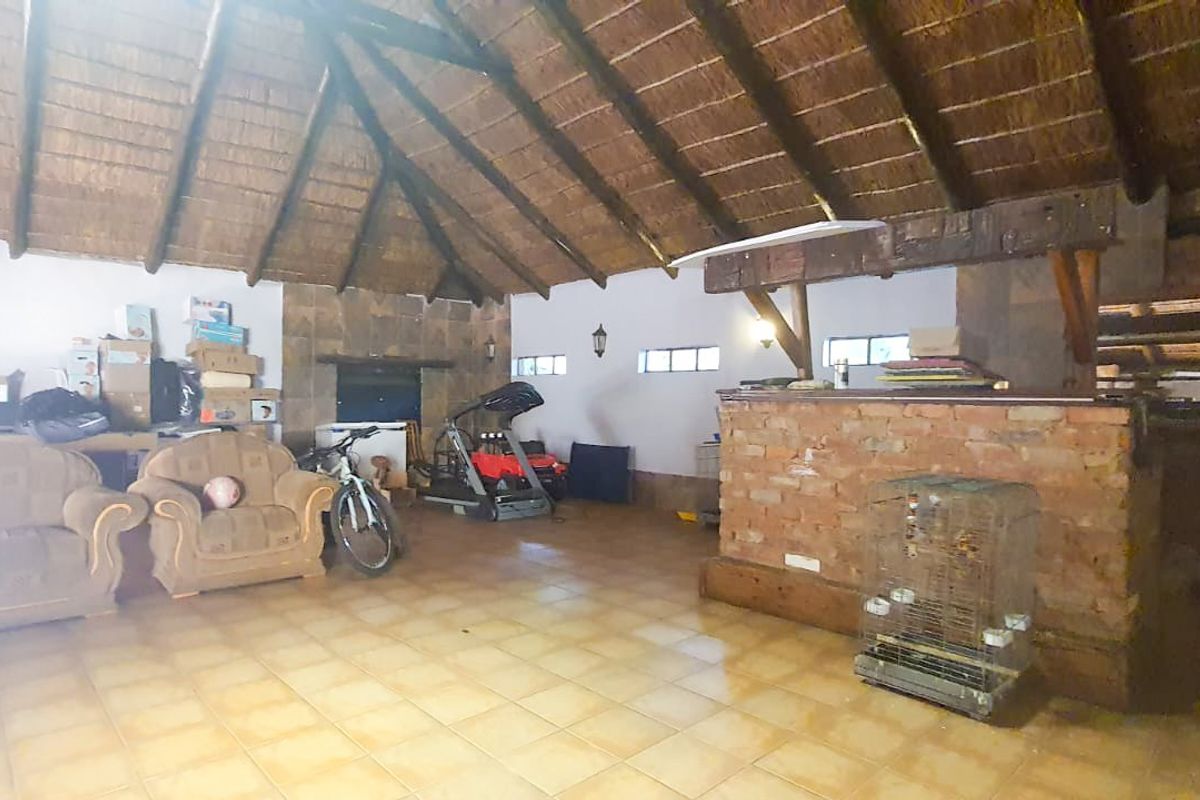 Discover the Perfect Family Home in Roosheuwel, Offering Space, Comfort, and Exceptional Entertainment Features! - Photo 5