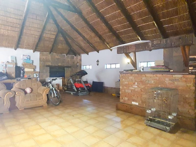 Discover the Perfect Family Home in Roosheuwel, Offering Space, Comfort, and Exceptional Entertainment Features! - Photo 5