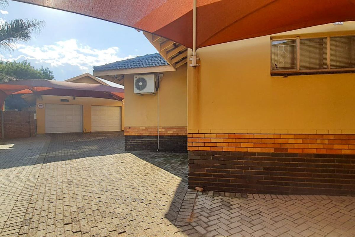 Discover the Perfect Family Home in Roosheuwel, Offering Space, Comfort, and Exceptional Entertainment Features! - Photo 3