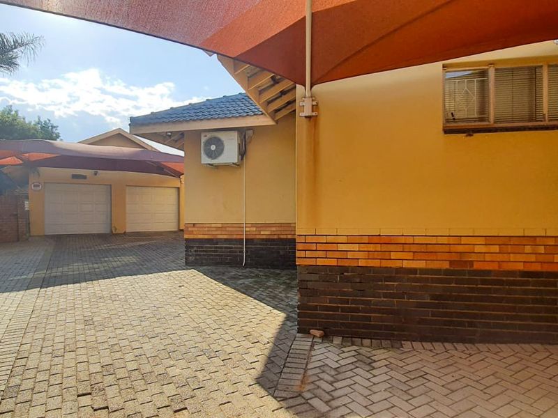 Discover the Perfect Family Home in Roosheuwel, Offering Space, Comfort, and Exceptional Entertainment Features! - Photo 3