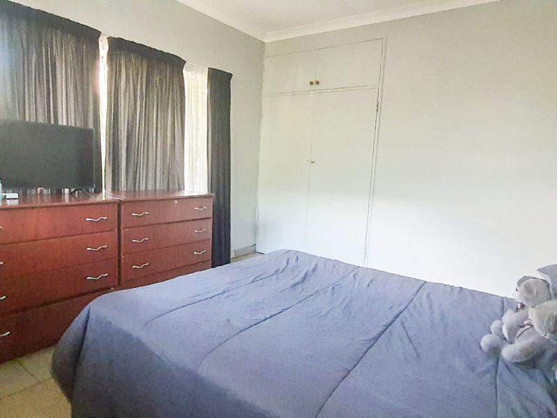 Discover the Perfect Family Home in Roosheuwel, Offering Space, Comfort, and Exceptional Entertainment Features! - Photo 10