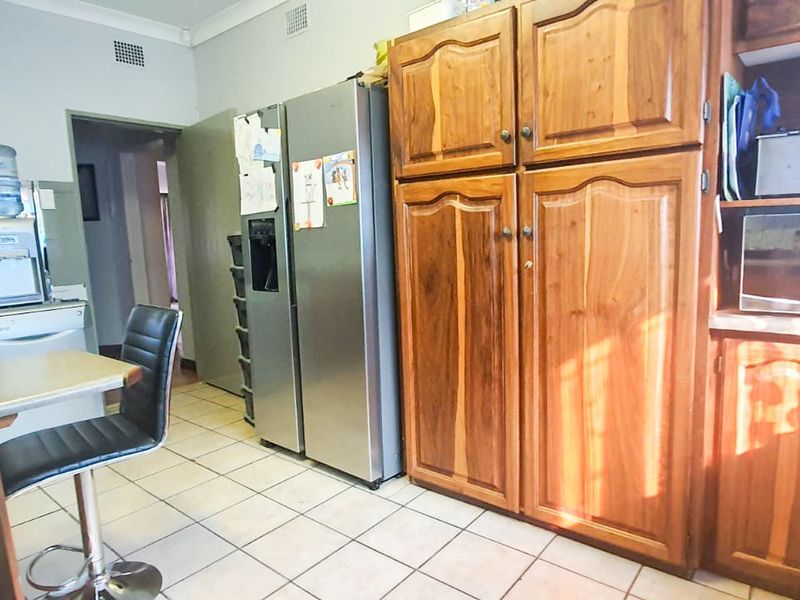 Discover the Perfect Family Home in Roosheuwel, Offering Space, Comfort, and Exceptional Entertainment Features! - Photo 9