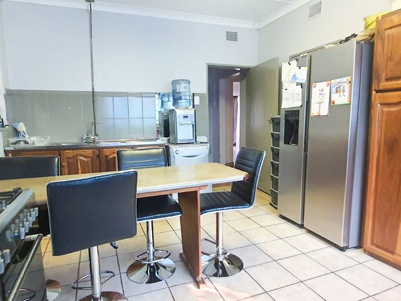 Discover the Perfect Family Home in Roosheuwel, Offering Space, Comfort, and Exceptional Entertainment Features! - Photo 7