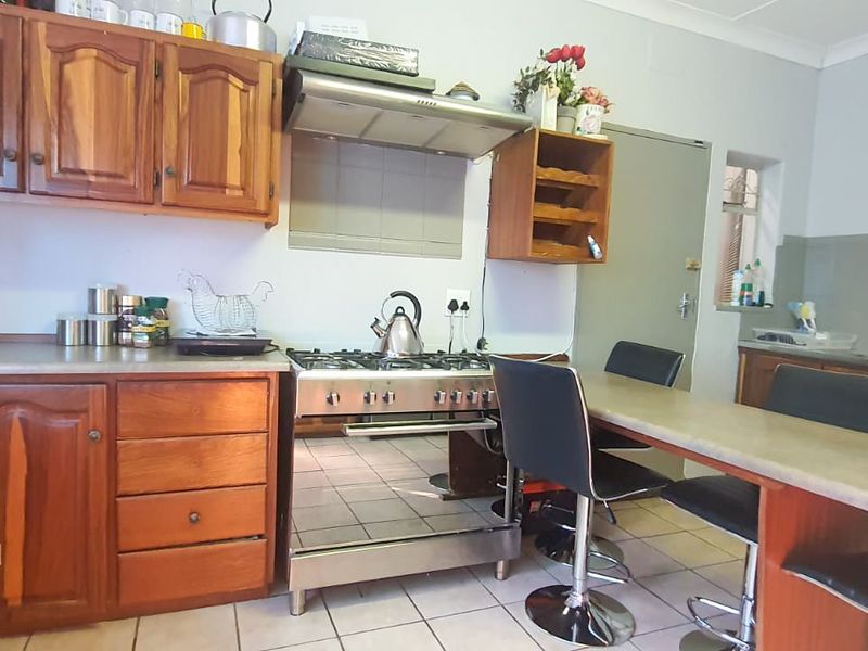 Discover the Perfect Family Home in Roosheuwel, Offering Space, Comfort, and Exceptional Entertainment Features! - Photo 8