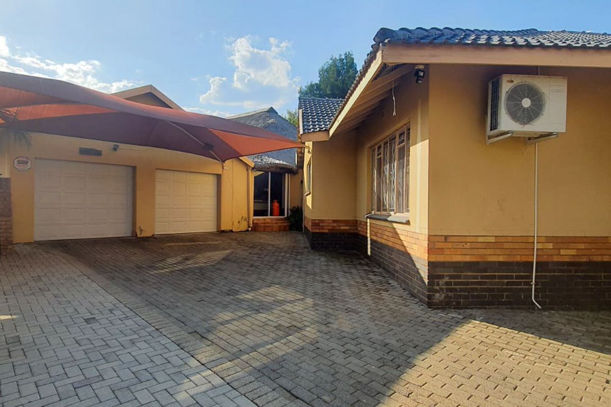 Discover the Perfect Family Home in Roosheuwel, Offering Space, Comfort, and Exceptional Entertainment Features! - Photo 2