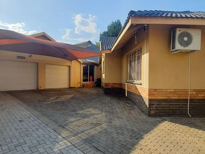 Discover the Perfect Family Home in Roosheuwel, Offering Space, Comfort, and Exceptional Entertainment Features! - Photo 2