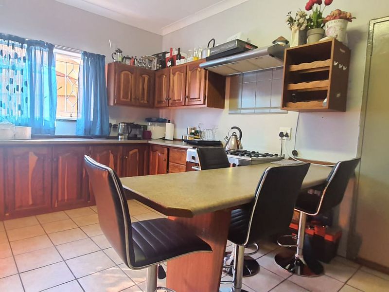 Discover the Perfect Family Home in Roosheuwel, Offering Space, Comfort, and Exceptional Entertainment Features! - Photo 6